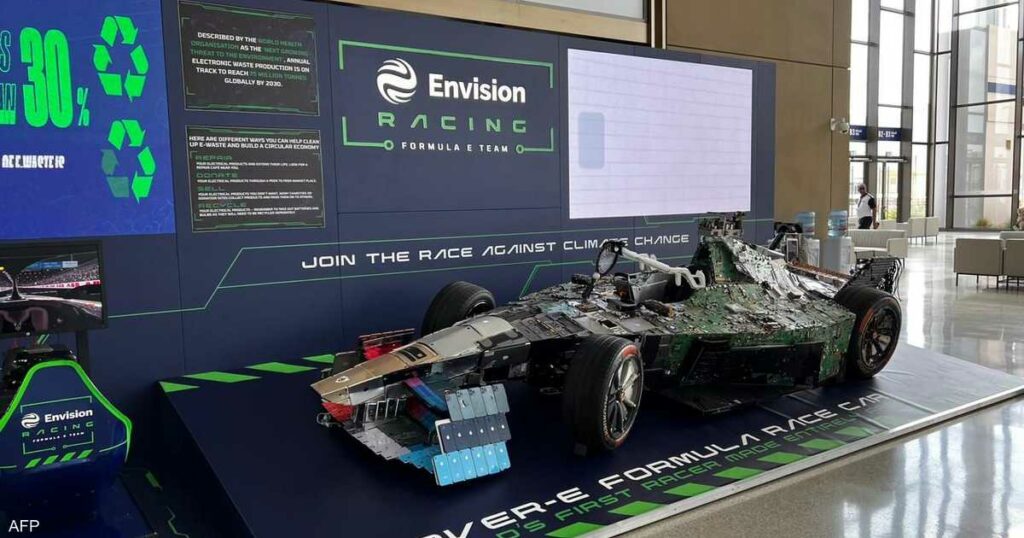 سيارة غريبة تلفت الأنظار في COP28.. هذه قصتها