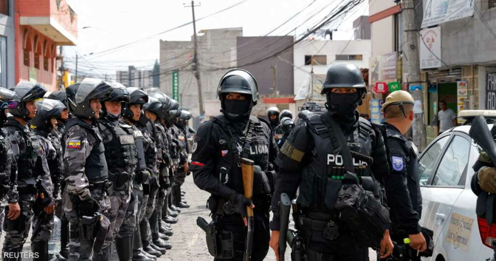 عمليات هروب واحتجاز حراس.. ماذا يحدث في سجون الإكوادور؟