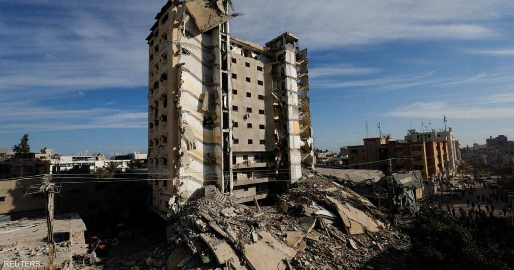 إسرائيل تقصف برجا سكنيا كبيرا في رفح