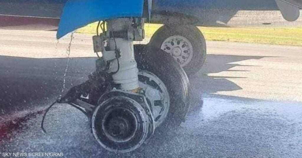 بالفيديو.. هبوط اضطراري لطائرة بوينغ بعد انفصال عجلتها