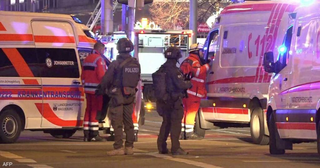 مسعفون يعالجون جرحى أمام أكشاك سوق عيد الميلاد في ألمانيا