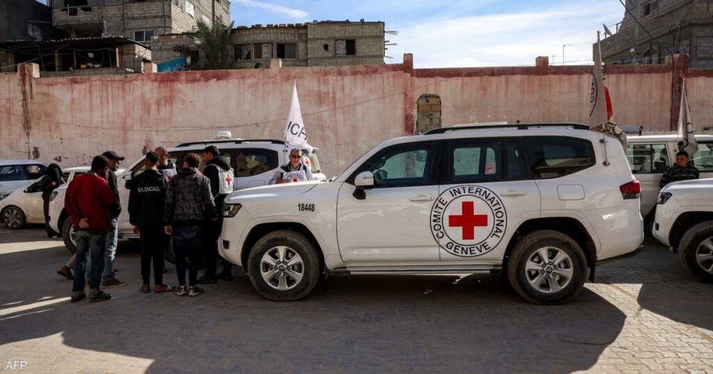 غزة.. بدء عملية نقل الرهينات الثلاث إلى الصليب الأحمر