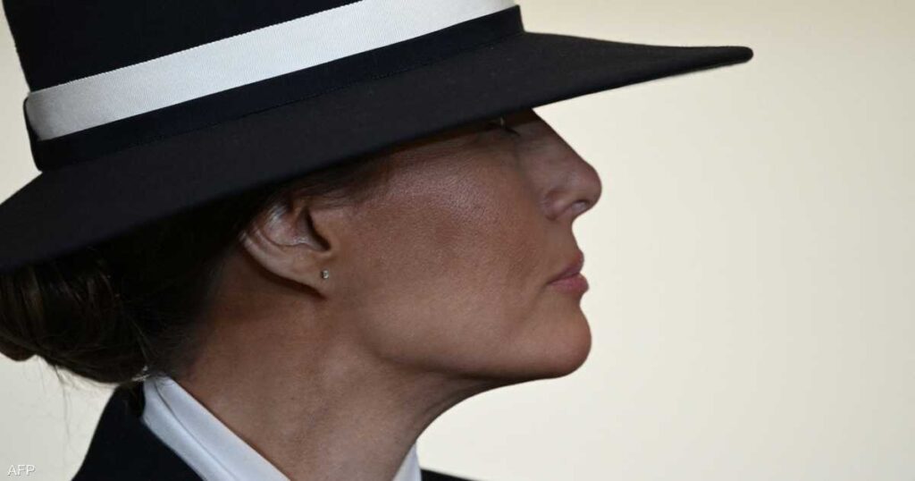 قبعة ميلانيا خطفت الأنظار.. كشف "سر" مظهر السيدة الأولى