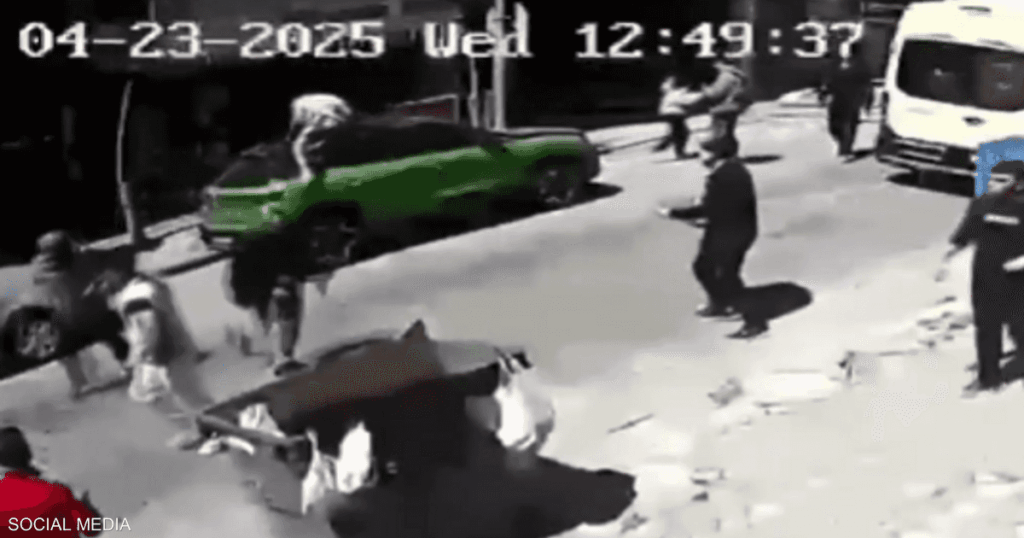 فيديو.. رجل يقفز من شرفة منزله لحظة "زلزال إسطنبول"