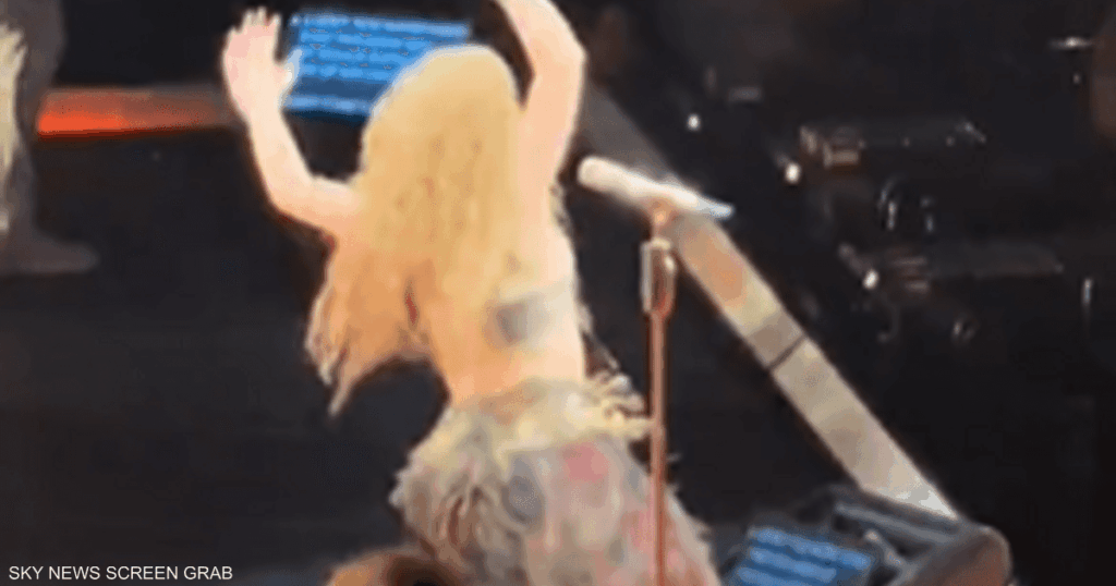 بالفيديو.. شاكيرا تسقط خلال أداء استعراضي على المسرح