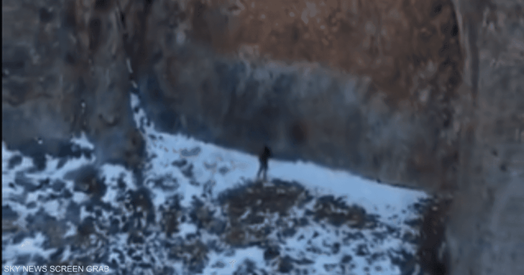 فيديو.. "باب عملاق" غامض في جبال كازاخستان يثير جدلا واسعا