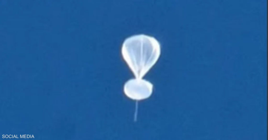 بالونات بيضاء "غامضة" تثير قلق الأميركيين