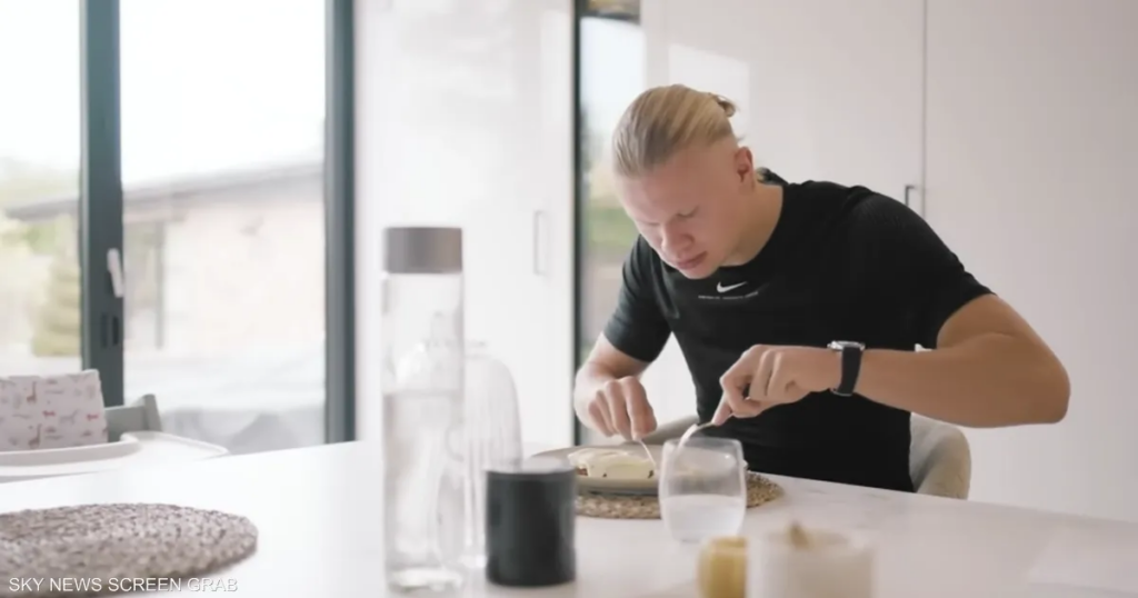 بالفيديو.. هالاند يكشف "تفاصيل غريبة" عن حياته الشخصية