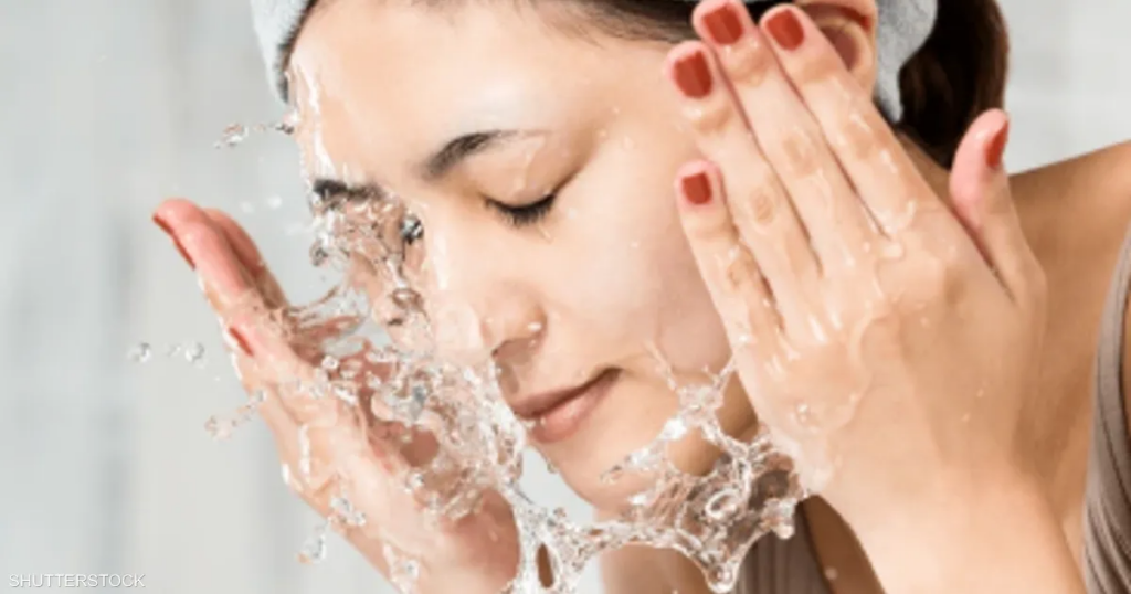 الماء البارد أم الساخن.. أيّهما الأفضل لغسل الوجه؟