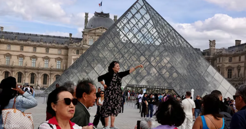 "تسرب" يهدد كنوز اللوفر.. تلف مئات الكتب بقسم الآثار المصرية