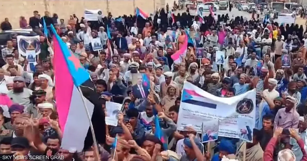 تحركات سقطرى ورسائل الشارع الجنوبي بعد إعلان حل الانتقالي